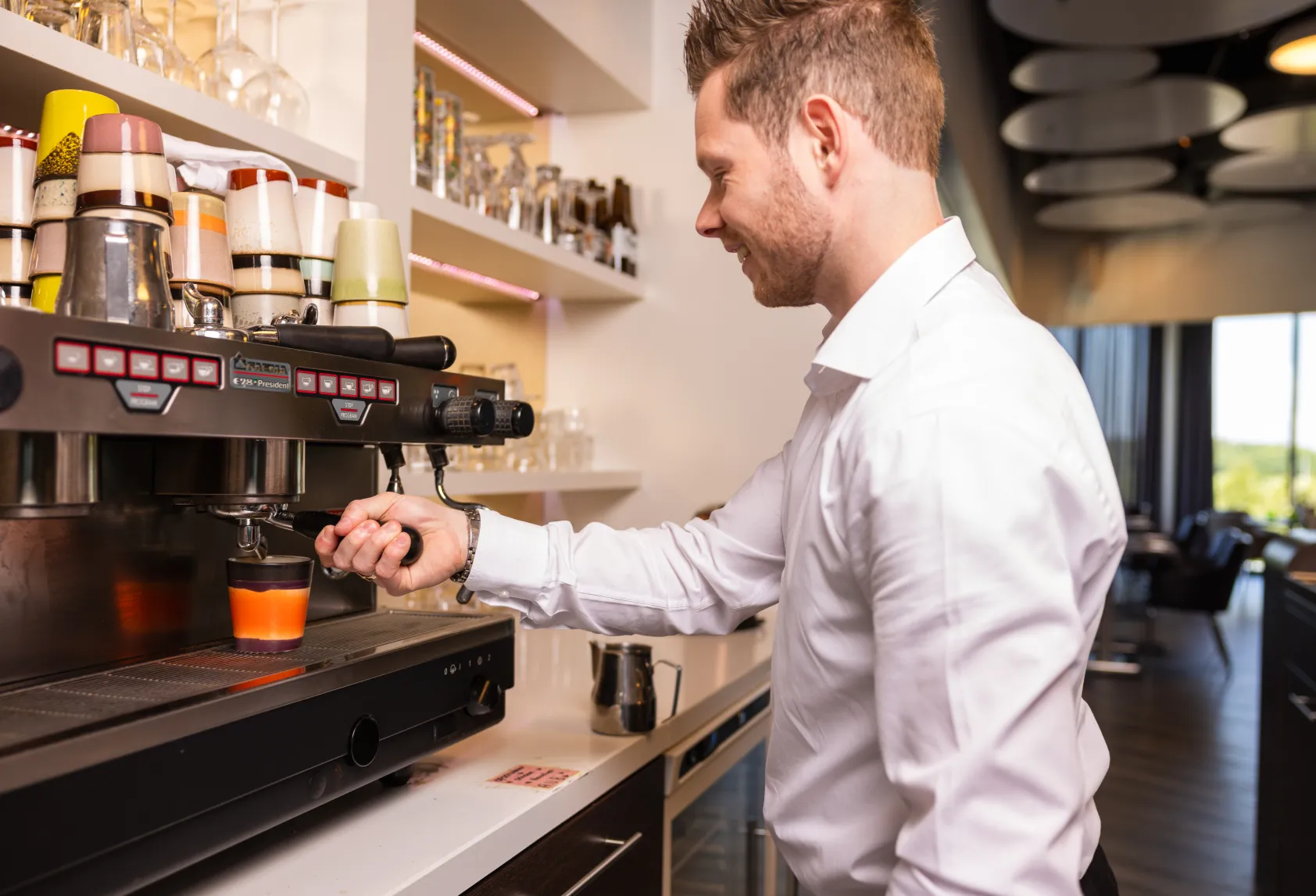 barista bij koffieappaaraat
