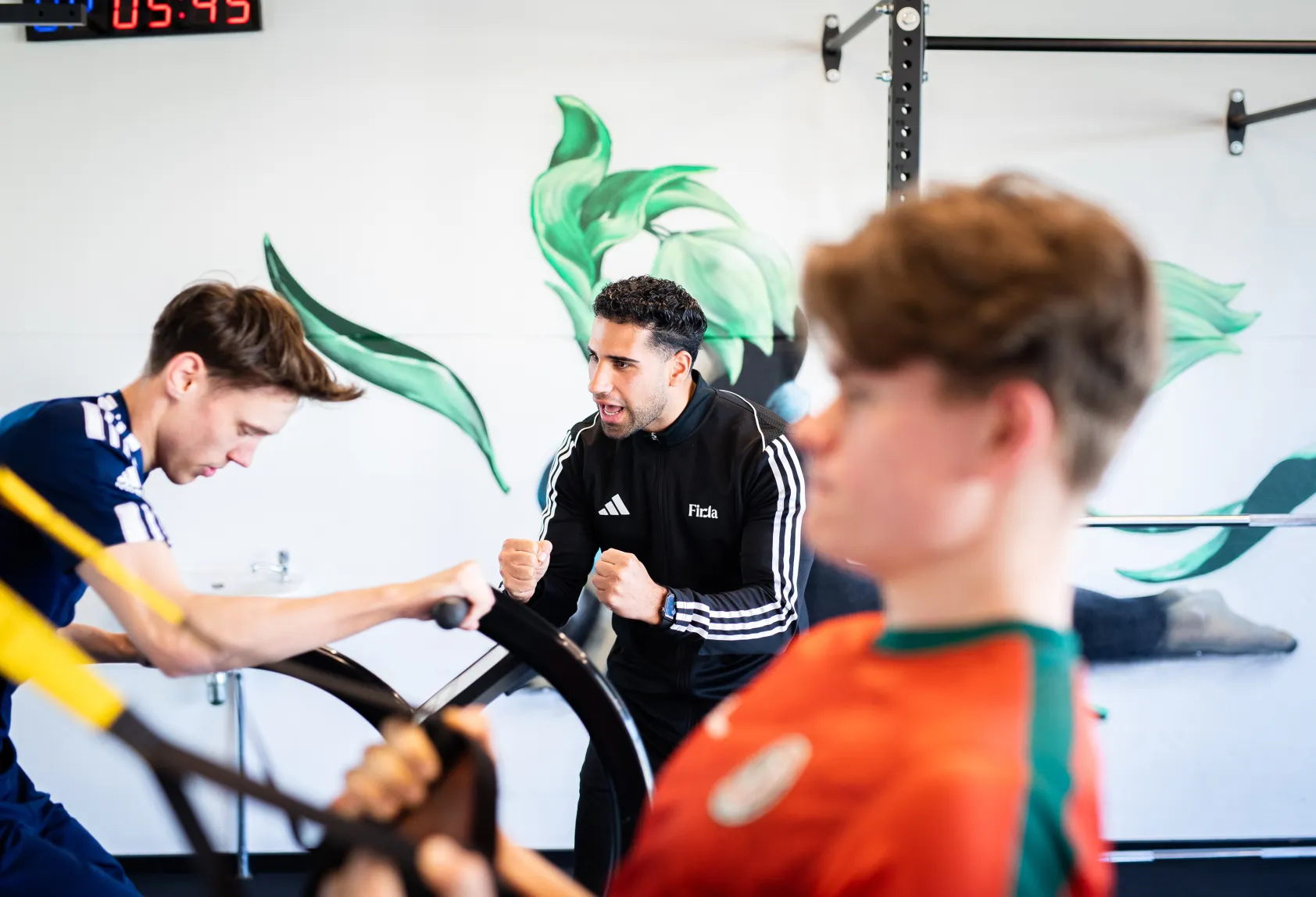 student CIOS coacht een sportend persoon