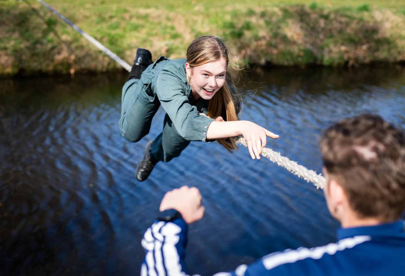 student CIOS moedigt aan tijdens obstakel survival