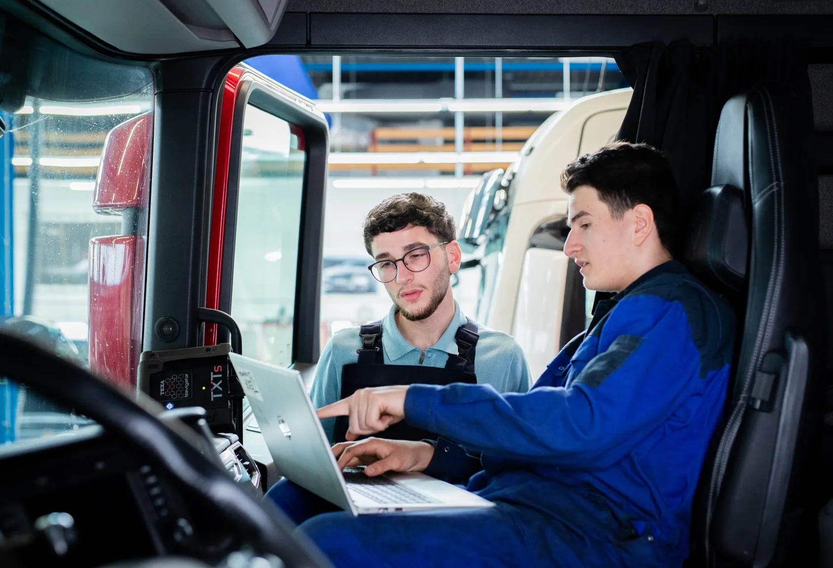 Allround [technicus bedrijfsauto's bij Firda - studenten lezen een vrachtwagen uit op technische storingen bij Firda
