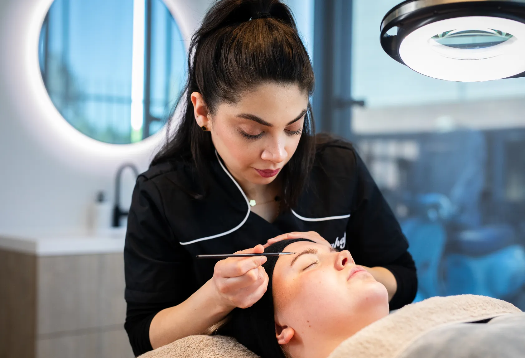 student Firda Heerenveen voert behandeling uit in schoonheidssalon