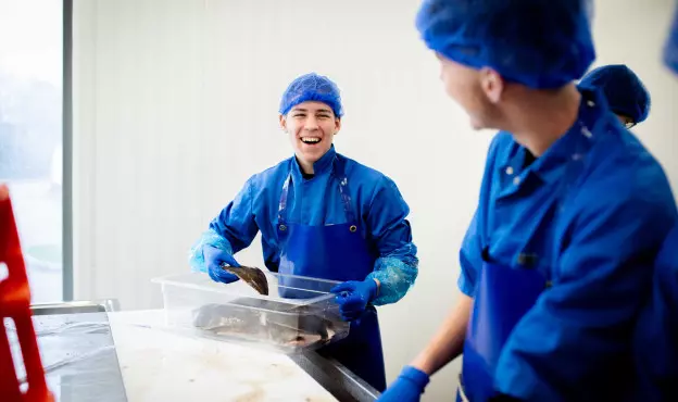 Medewerker versindustrie