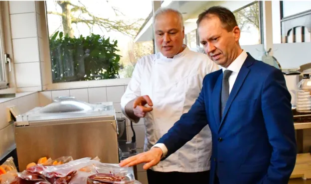 Minister van Hijum bij Mojtaba in de keuken