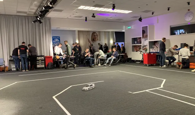 Studenten zijn bezig met bestuurbare waterstofautos