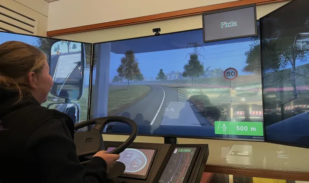Leerling test nieuwe vrachtwagensimulator uit bij Firda Heerenveen, locatie Saturnus