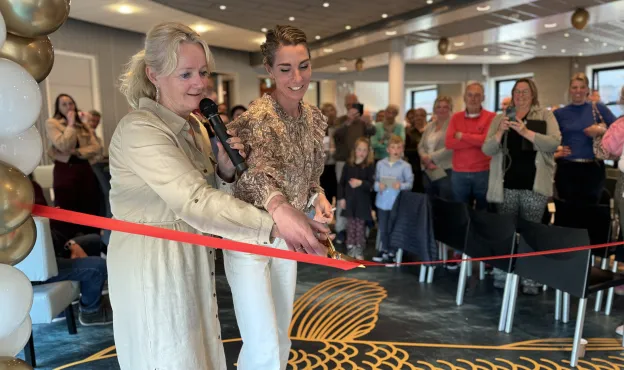 Directeur Minke Molenaar en teamleider Nelly van der Wal knippen lintje door tijdens opening Schoonheidssalon Firda Heerenveen