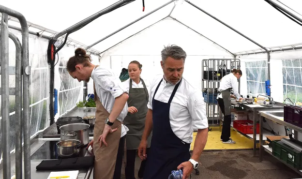 In Naturelab werken en koken studenten Firda op Doarpstún