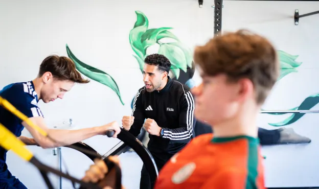 student CIOS coacht een sportend persoon