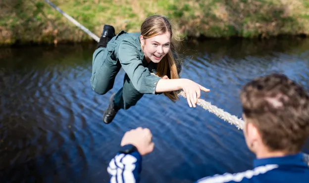 student CIOS moedigt aan tijdens obstakel survival