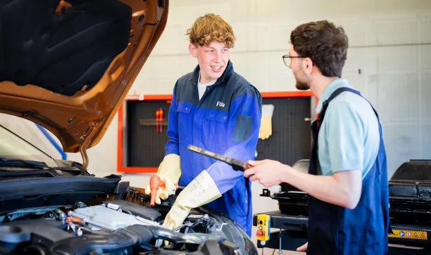 Studenten Allround technicus personenauto's bij een elektrische auto aan het sleutelen bij Firda