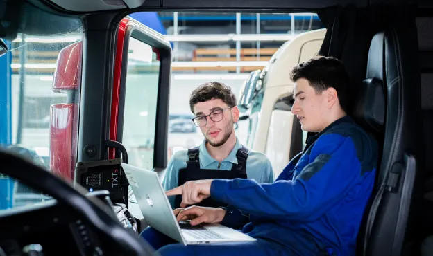 Allround [technicus bedrijfsauto's bij Firda - studenten lezen een vrachtwagen uit op technische storingen bij Firda