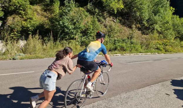 Student helpt medewerker op de fiets 