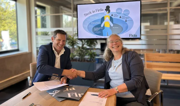 Bas Daanje, directeur Firda Heerenveen en Impkje de Goede, manager bij Caleidoscoop tekenen samenwerkingsovereenkomst Sterk in Firda