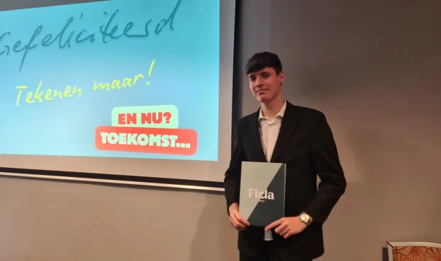 Student Ruben van Leeuwen met zijn dilpoma