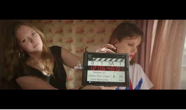studenten bezig met film Wekker