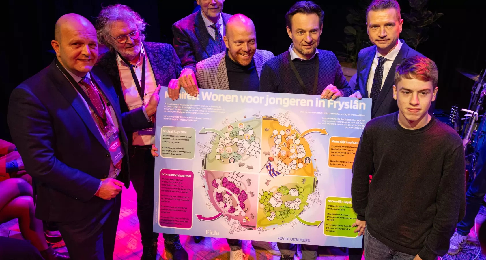 Manifest uitreiking, gemaakt door Aron Weidenaar.