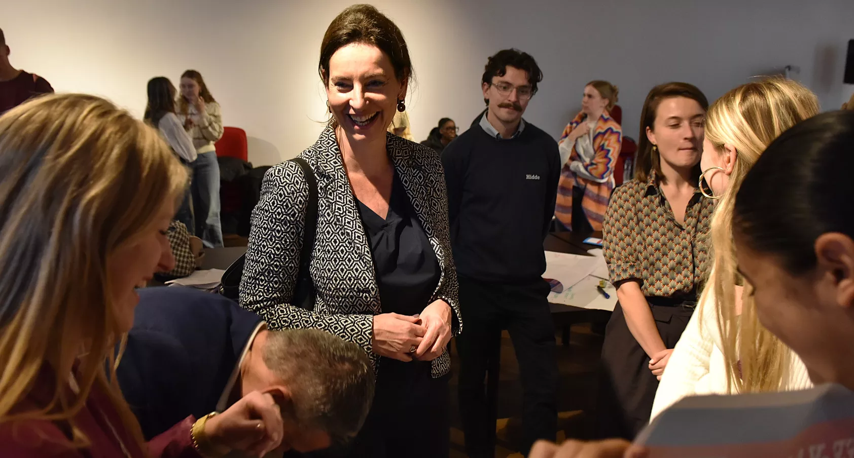 Lesje burgerschap Firda-studenten bij Tienskip, voor minister Uitermark