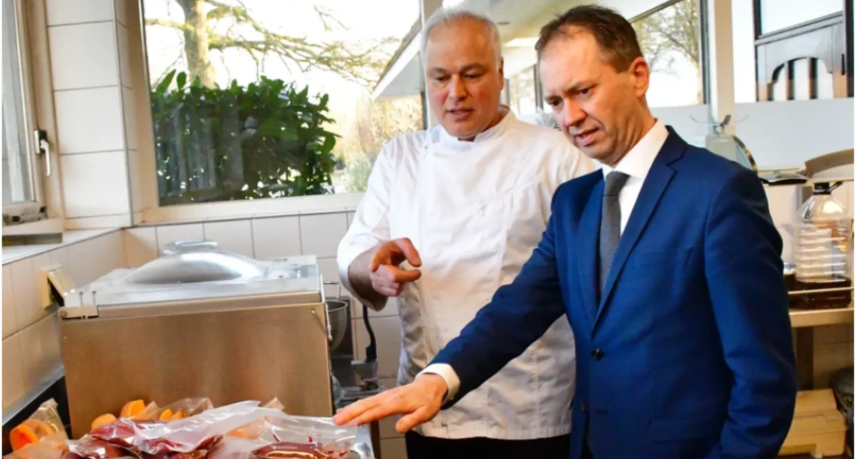 Minister van Hijum bij Mojtaba in de keuken