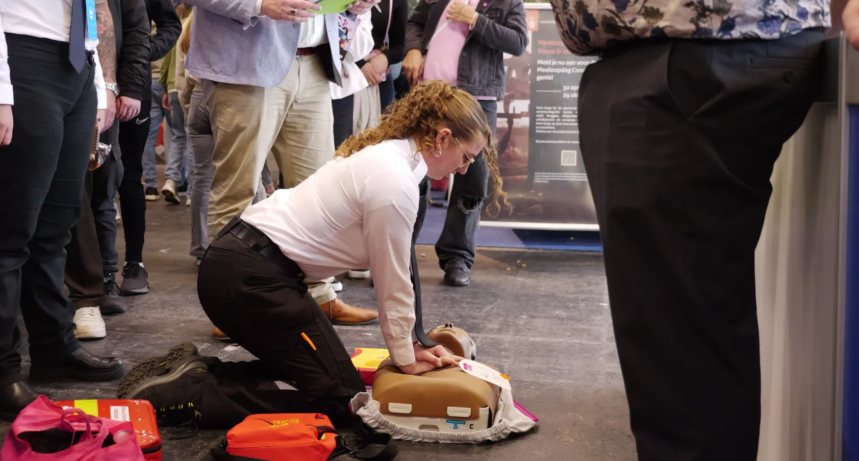 Jamie Zwerver (Beveiliger) in actie tijdens een reanimatie-oefening