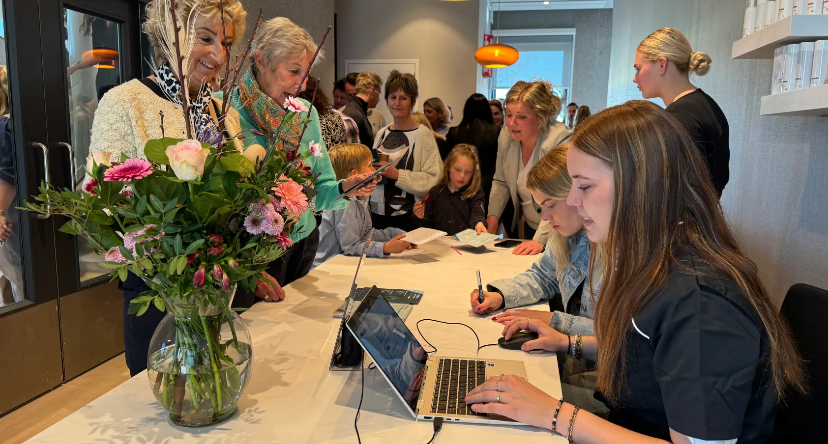 Foto afspraak maken tijdens opening Schoonheidssalon Firda Heerenveen