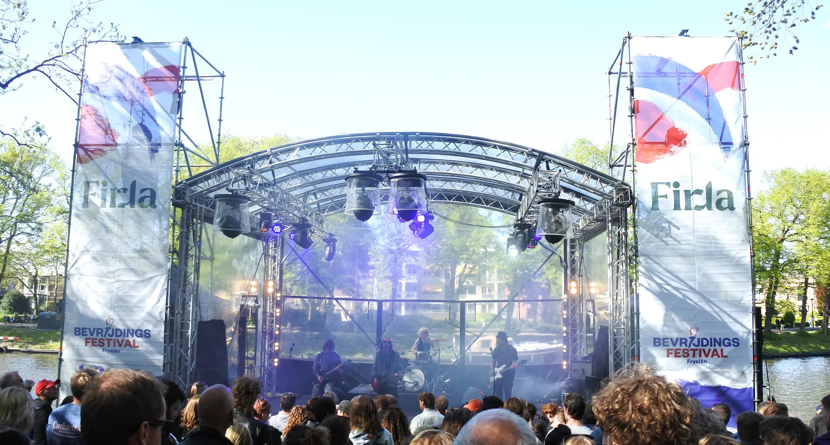 Studenten zetten podium op de kop tijdens Bevrijdingsfestival