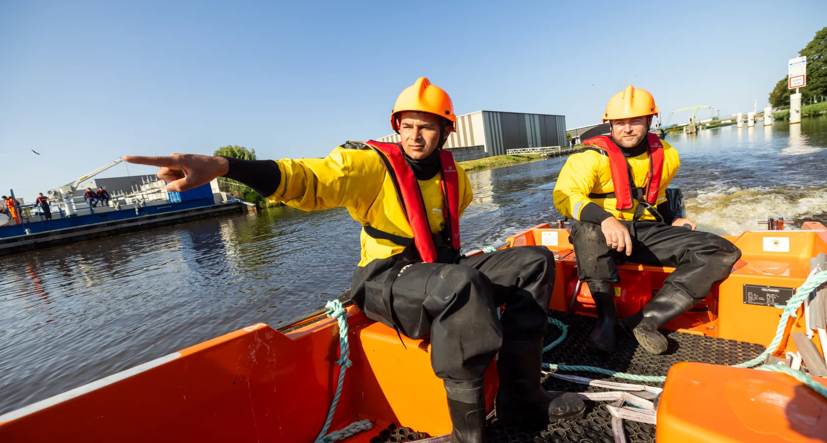 Twee studenten varen in een boot