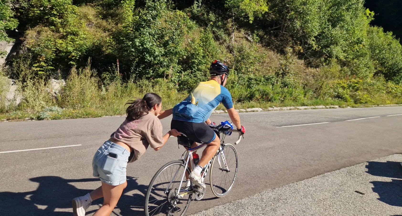 Student helpt medewerker op de fiets