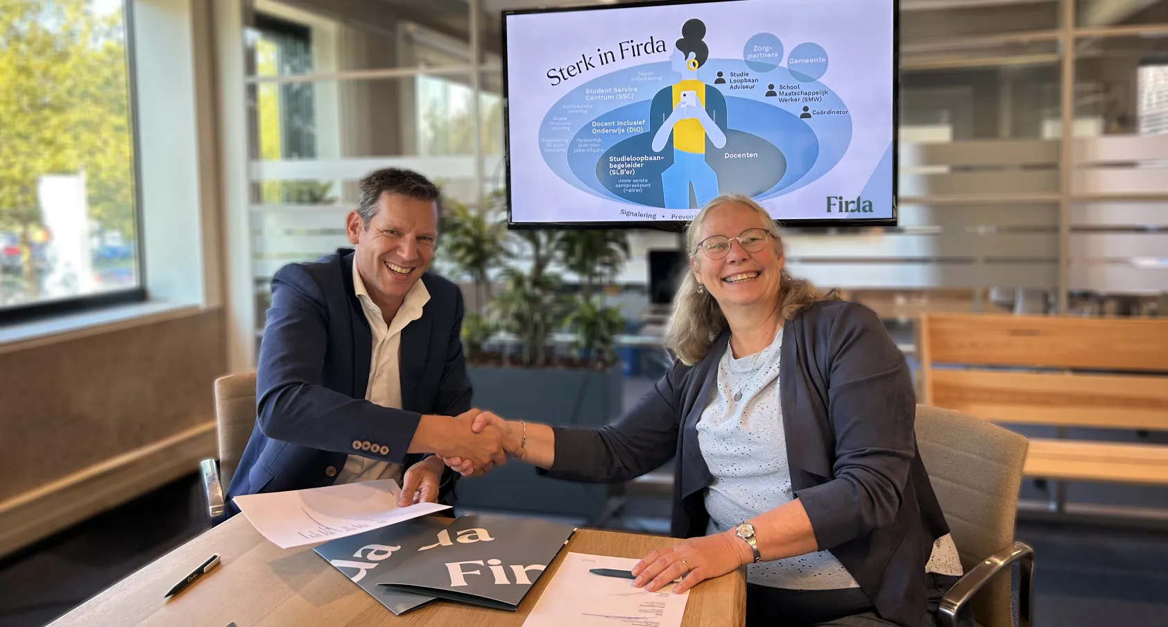 Bas Daanje, directeur Firda Heerenveen en Impkje de Goede, manager bij Caleidoscoop tekenen samenwerkingsovereenkomst Sterk in Firda