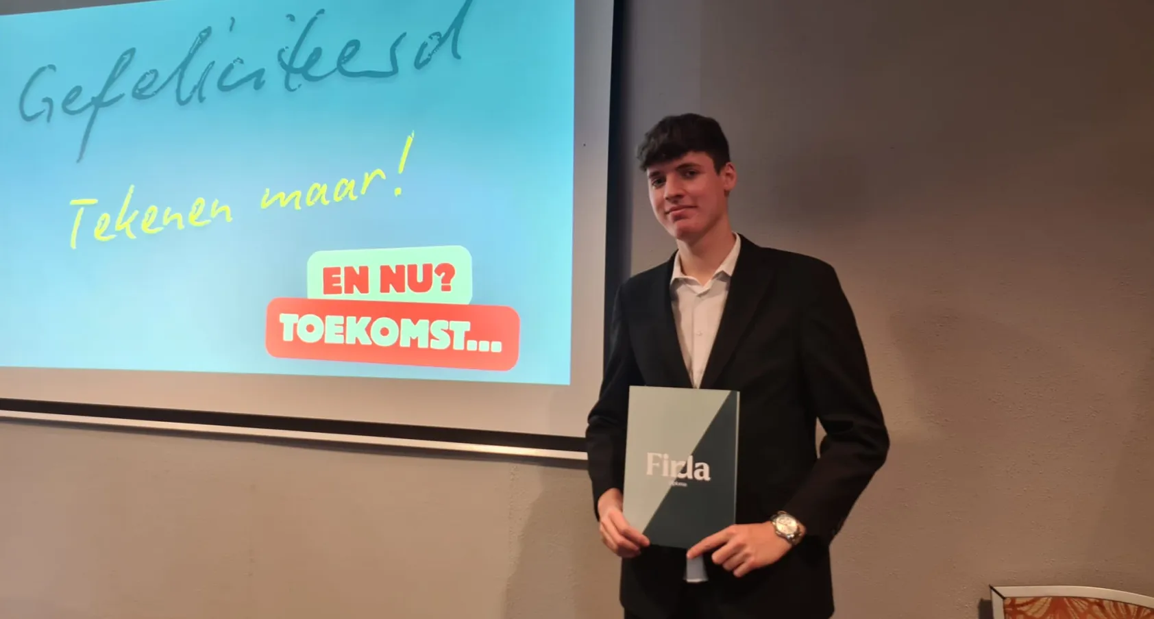 Student Ruben van Leeuwen met zijn dilpoma
