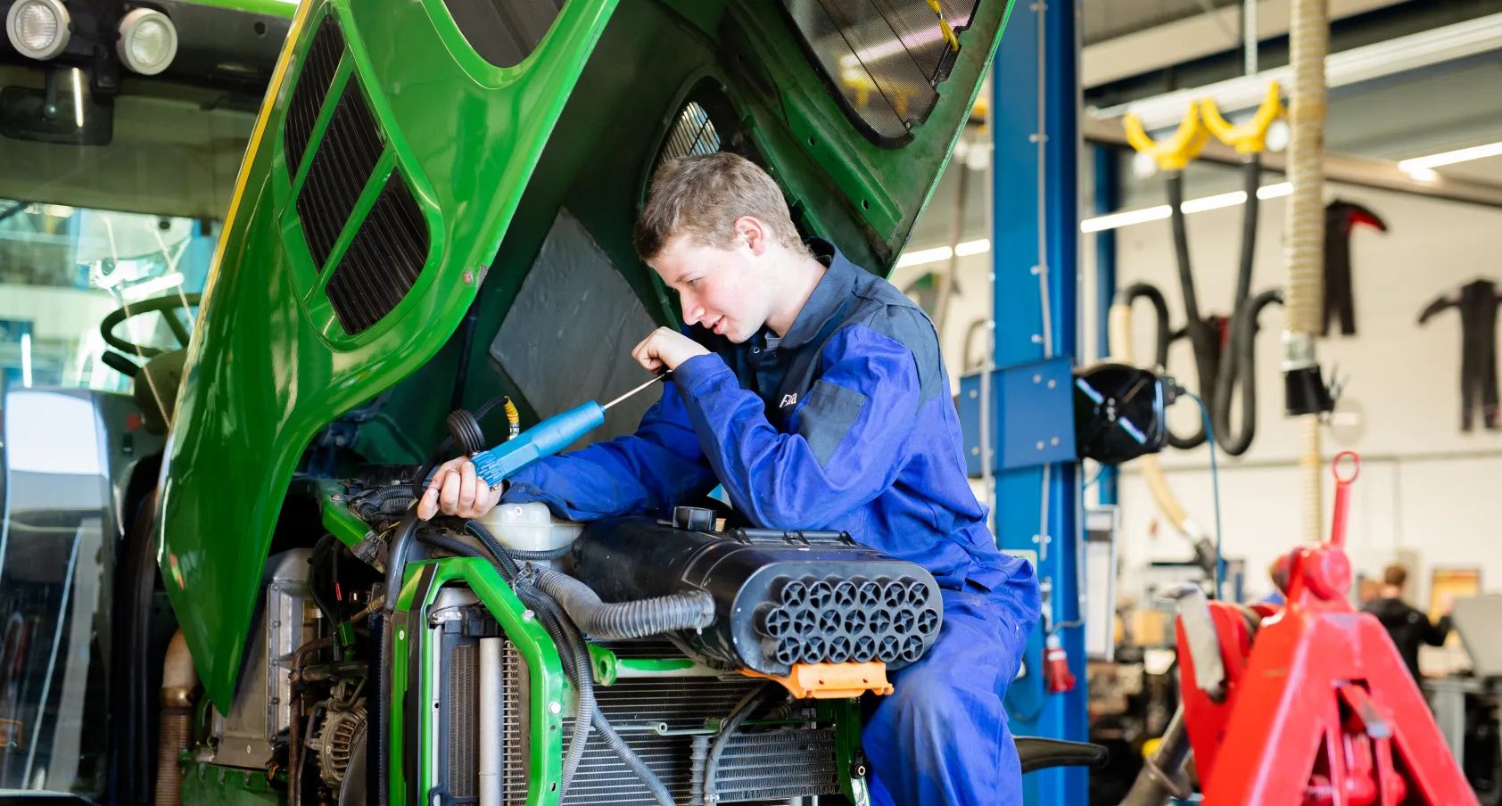 Student Firda Heerenveen sleutelt aan trekker bij locatie Saturnus in Heerenveen
