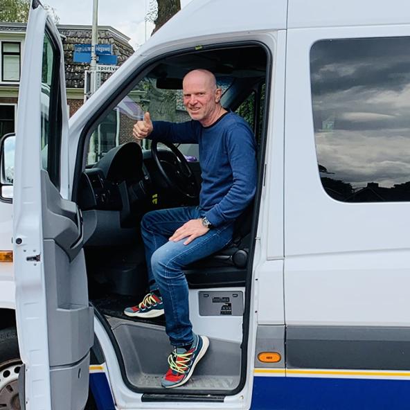 Maarten als chauffeur in rolstoelbus